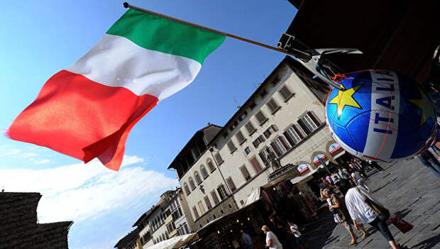 Итальянский флаг на улице во Флоренции