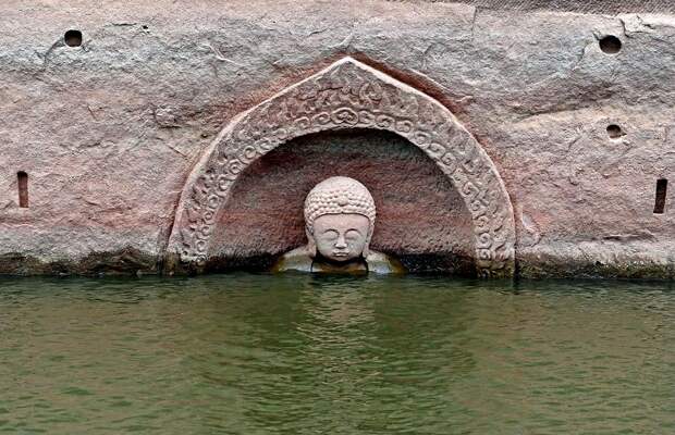 Древнюю статую Будды обнаружили под водой в Китае