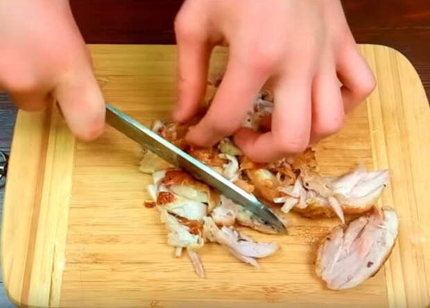 Нарезаем курицу небольшими кусочками.