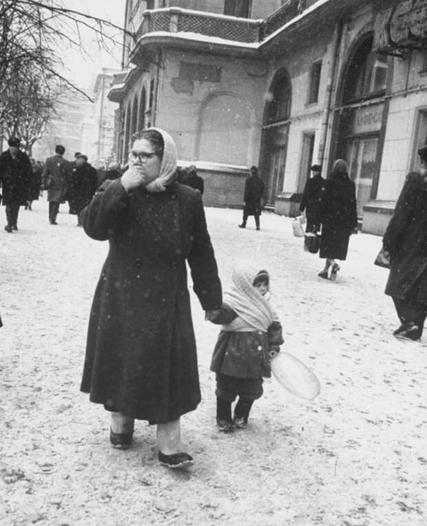 Бабушка с внучкой около гостиницы Метрополь. Бабушка с внучкой около гостиницы Метрополь.