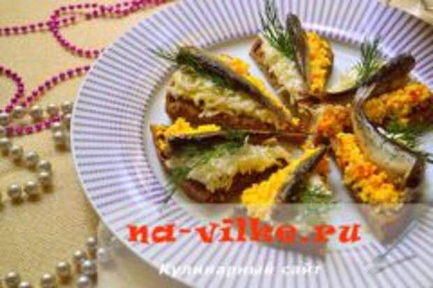 Закуска на чесночных гренках со шпротами