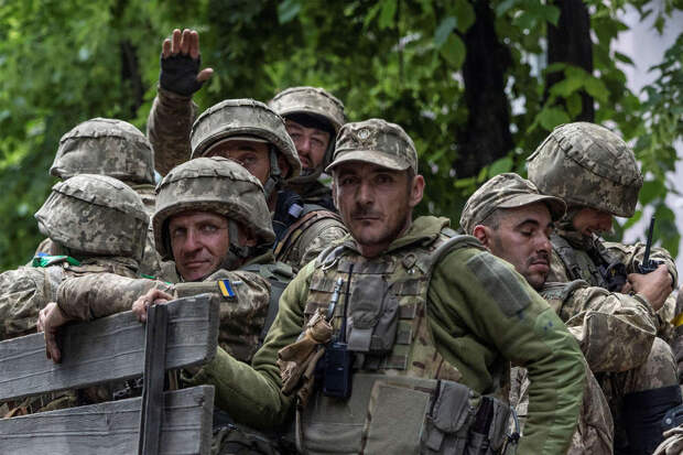 Украинский генерал Карпенко сообщил о потере половины тяжелых вооружений