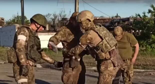 Боевики нацбата «Азов» (организация, деятельность которой запрещена в РФ) с «Азовстали» сдаются российским военным