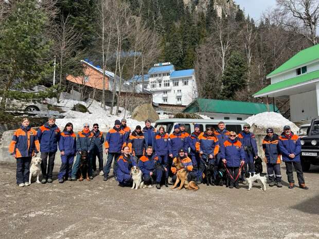 В Карачаево-Черкесии кинологические расчеты МЧС России проходят испытания по горно-лавинной специализации