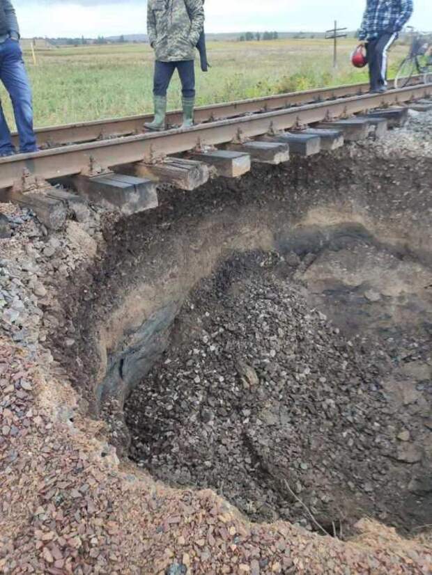 На Украине под железнодорожными путями провалилась земля (ФОТО) | Русская весна