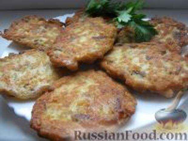 Фото к рецепту: Куриные оладьи с грибами и сыром