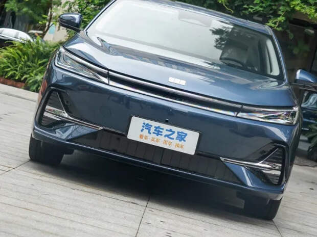 Большая машина для тех, кому ездить много и далеко. Представлен Geely Galaxy A7 с расходом 2,67 л/100 км, запасом хода 2100 км и мощностью 234 л.с.