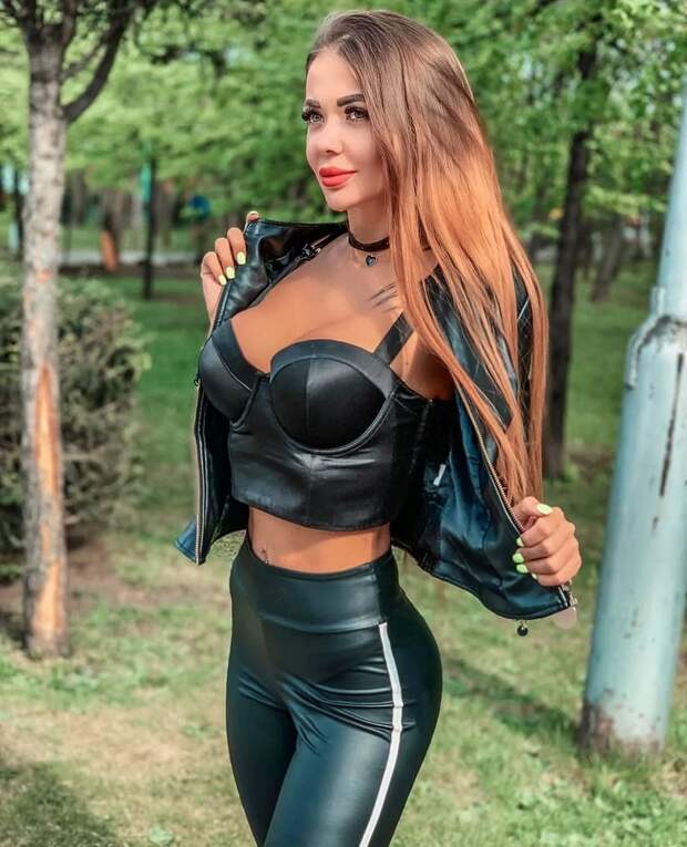 Красивые девушки в одежде из латекса