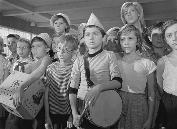 Кадры из кинофильма "Добро пожаловать, или Посторонним вход воспрещён ", 1965 год, комедия