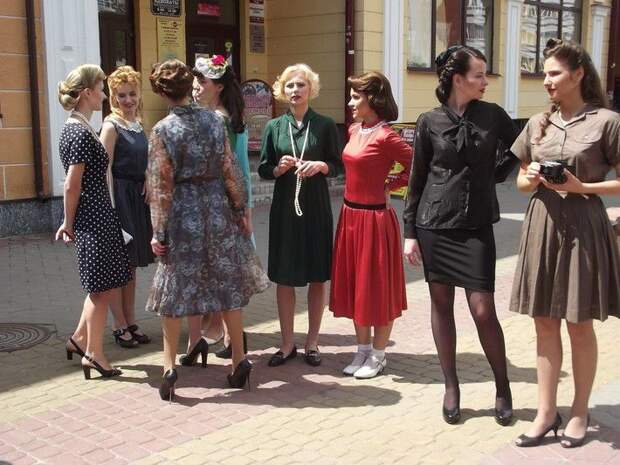 Молодые белоруски вышли на улицы в образе красоток 1940-х годов девушка, образ