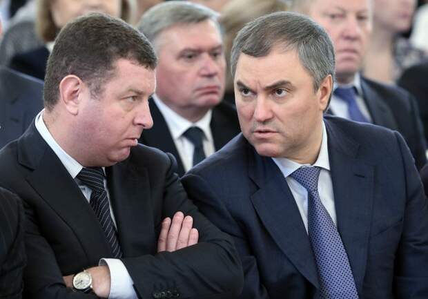 Первый заместитель руководителя администрации президента РФ Вячеслав Володин (справа)