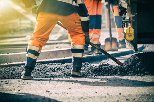 teamwork on road construction - ремонт асфальта стоковые фото и изображения