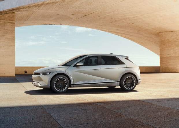 Hyundai представила электромобиль с солнечной крышей и быстрой зарядкой