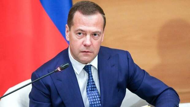 Медведев поздравил ветеранов и работников металлургической отрасли