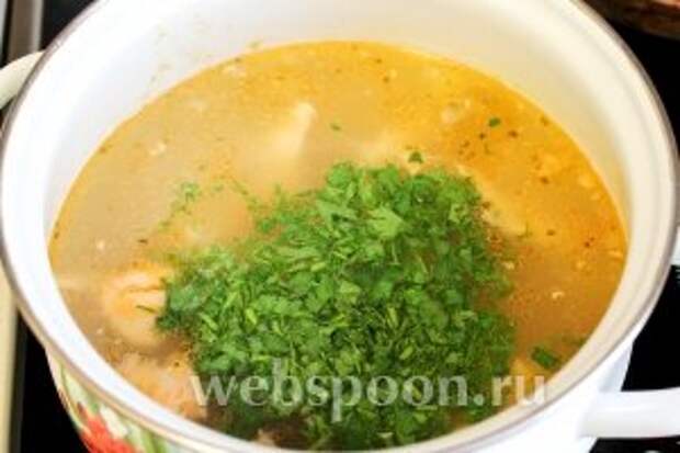Добавить рыбу в суп, когда картофель сварится, довести до кипения. Плиту отключить и добавить мелко нарезанную зелень укропа и петрушки. Прикрыть крышкой минут на 10, чтобы суп напитался ароматом зелени. Приглашать к столу.