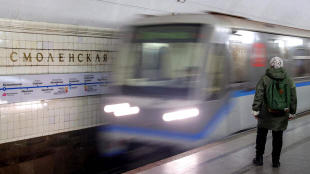 Пассажир упал на пути станции "Смоленская" московского метро