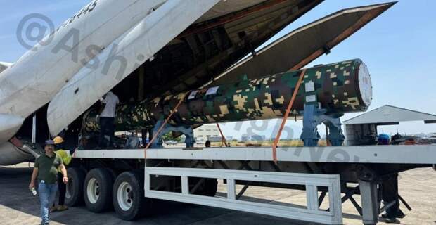 на филиппинскую авиабазу Кларк сегодня прибыл военно-транспортный самолет С-17 ВВС Индии с первой партией крылатых ракет «БраМос».