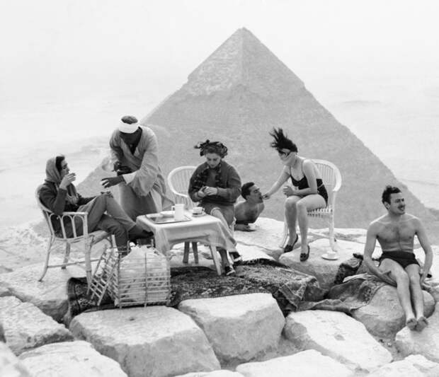 2. Пикник туристов на пирамиде в Гизе. история, мир, фотография