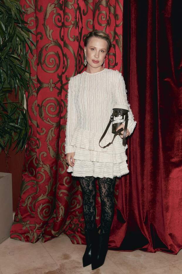 Ценный подарок: Юлия Снигирь, Виктория Толстоганова и Стася Милославская