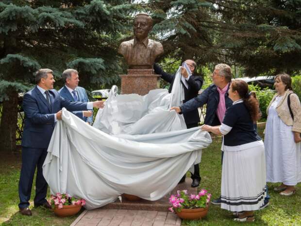 Открытие памятника Николаю Заболоцкому в Тарусе. Фото: пресс-служба правительства Калужской области