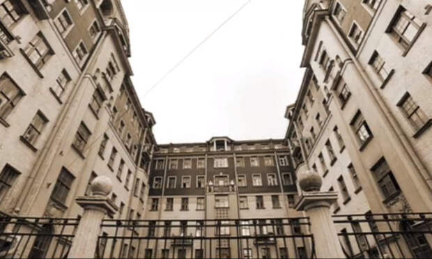 Питерское здание в сериале смотрится весьма таинственно. /Кадр из фильма.