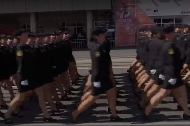 Девушка потеряла туфлю на параде в калининграде фото