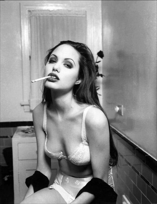 Вечная: Анджелина Джоли празднует 46-летие