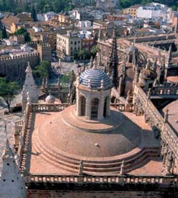 Готические башни Севильского кафедрального собора соседствуют с Алькасаром, построенным маврами в конце XII века