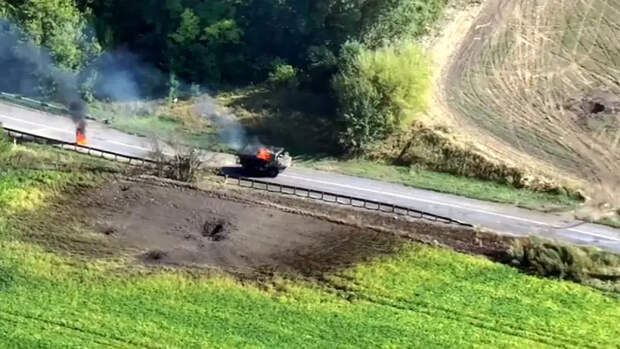 Показаны кадры уничтожения FPV-дроном словенского БТР BOV противника в Курской области