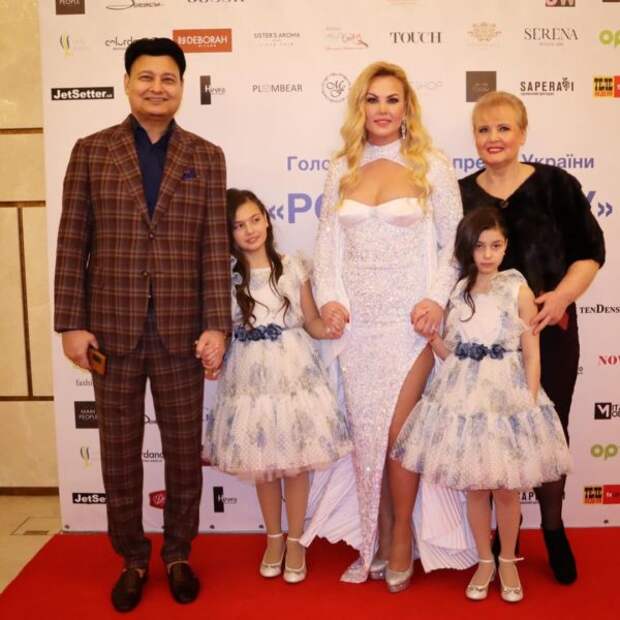 Певица Камалия с мужем Захуром и дочками появилась на светском мероприятии