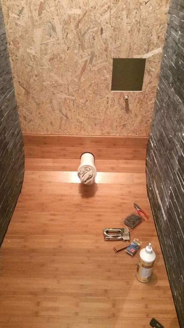 Изогнутая стена превратила крохотный туалет в просторный оазис