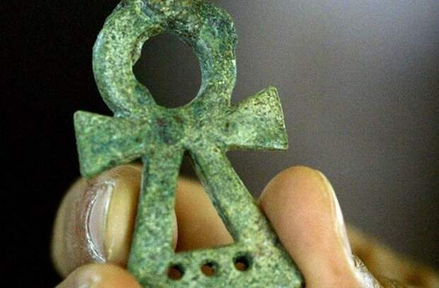 Бронзовый символ богини Танит.