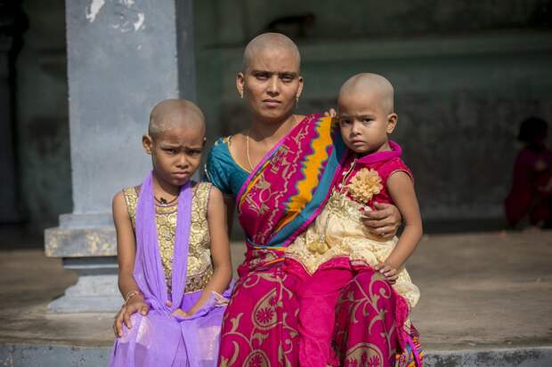 Рупа и ее дочки у храма Муругана в Тирутани Тирутани, бритые, волосы, религия, храм