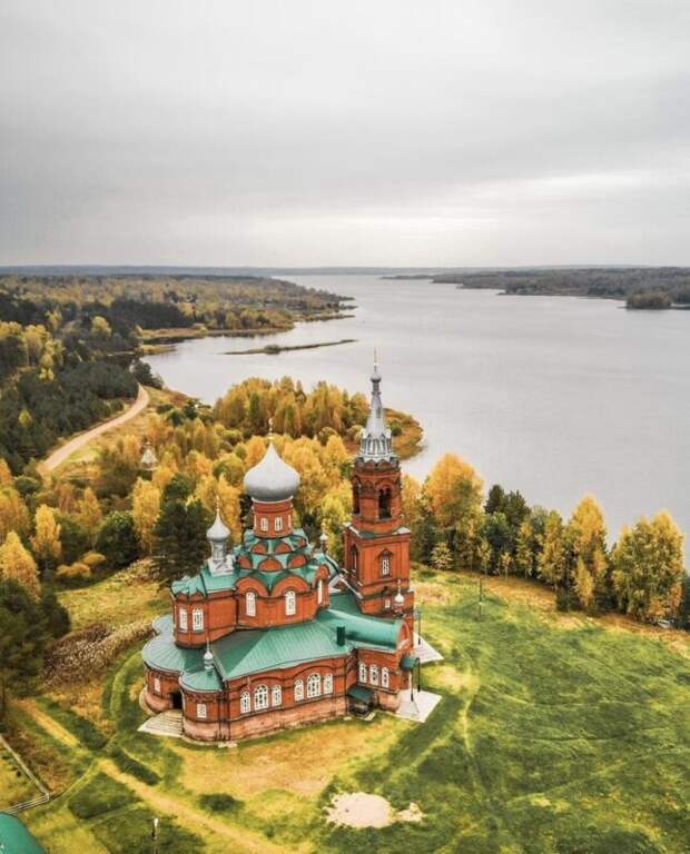 Блогер показала красочные фото старинной церкви в Тверской области