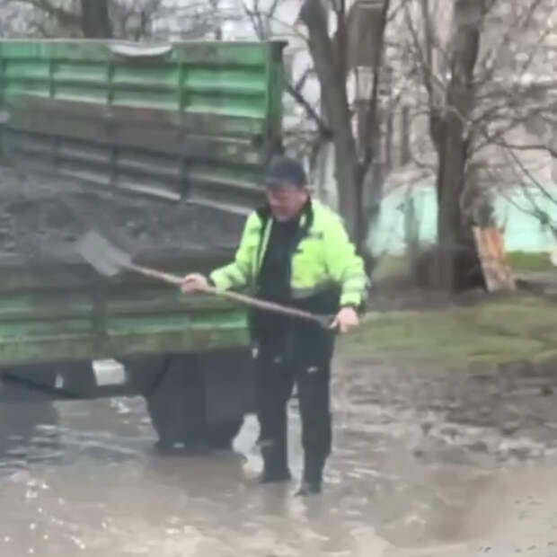 В Подмосковье на похожей на озеро дороге решили провести ремонт асфальта