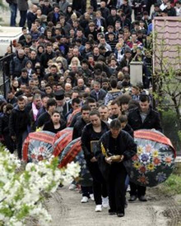 Кровавая пасха 2024. Плитвицкая Кровавая Пасха. Пасха празднование кладбище Тбилиси. Победная Пасха. Пасха Кровавая Пасха голодная Пасха Победная.