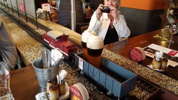 Посетители в восторге, когда на поезде к ним прибывает пиво с пеной и искрящимися пузырьками. | Фото: articlelike.com.