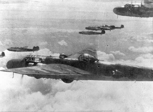 Полет бомбардировщиков японского флота Mitsubishi G3M Nell направляется к отдаленной цели.  Эти бомбардировщики были активно задействованы во время нападения на гавань Дарвина 19 февраля 1942 года.