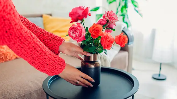 Что добавить в воду, чтобы цветы дольше стояли в вазе: дешевые способы