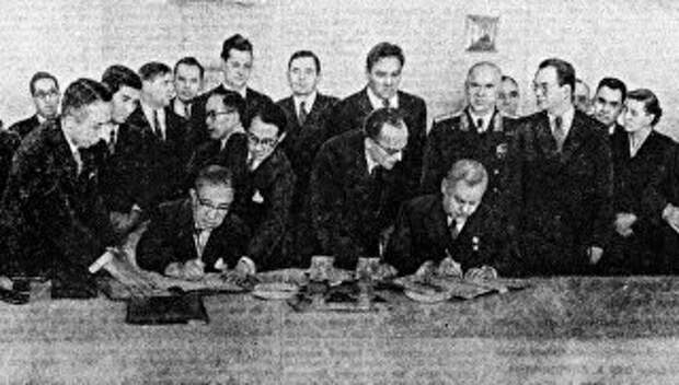 Председатель Совета Министров СССР Николай Александрович Булганин и премьер-министр Японии Итиро Хатояма во время подписания совместной Декларации СССР и Японии. 19 октября 1956 года