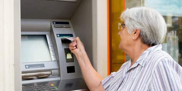 Пенсионерам могут заблокировать карту: почему снять деньги в банкомате стало сложнее