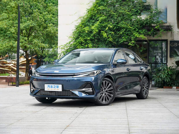 Большая машина для тех, кому ездить много и далеко. Представлен Geely Galaxy A7 с расходом 2,67 л/100 км, запасом хода 2100 км и мощностью 234 л.с.