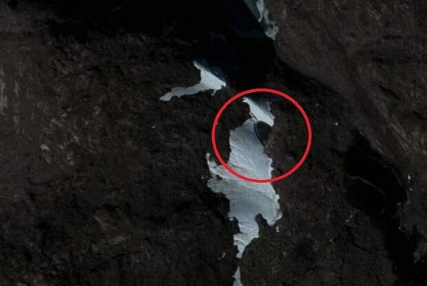 Уфологи обнаружили на Южном полюсе скованную во льдах летающую тарелку
