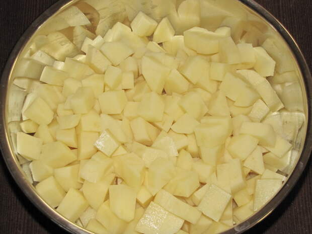 Очистить картофель и нарезать. пошаговое фото этапа приготовления картошки с мясом в горшочках