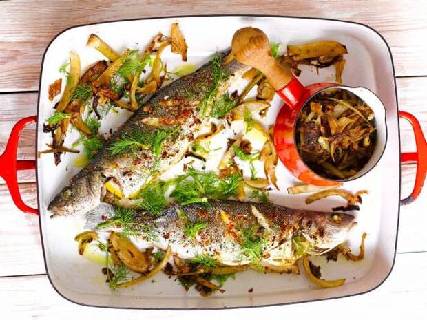 Сибас с фенхелем, помидорами и оливками. \ Фото: pinterest.co.uk.
