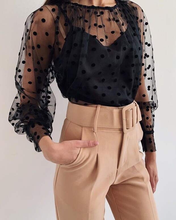 Тренд на прозрачность является довольно устойчивым. На подиумах можно увидеть моделей, которые дефилируют в практически прозрачных платьях, юбках или брюках.-2