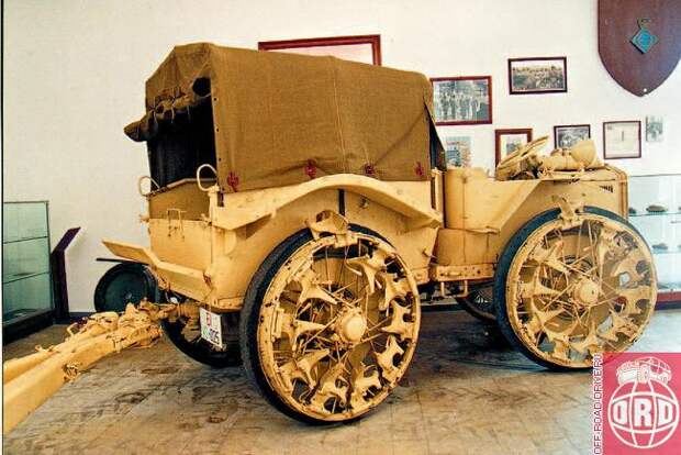 Инженер Уго Павези (1886 –1935) создал семейство сочлененных тягачей высокой проходимости. Наиболее известная модель – P4/100 1926 года (4 цил., 4,7 л, 57 л.с., 22 км/ч). Колеса имели диаметр 1,6 м и снабжались откидными шпорами.