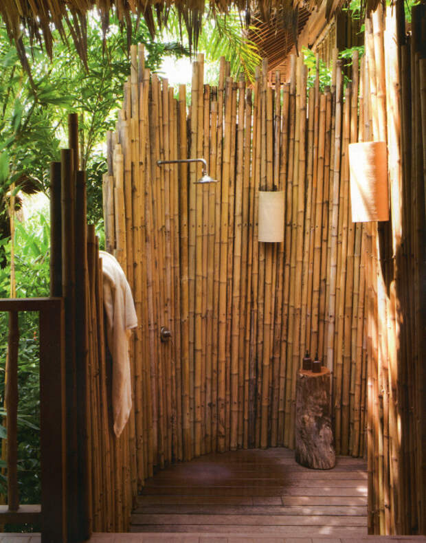 Душ из крупных бамбуковых стеблей, который можно соорудить своими руками. 