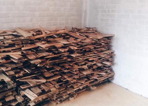40 мешков дров собрал дизайнер для своего проекта.