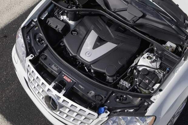 Гораздо лучшим предложением является дизельный двигатель V6 мощностью 224 л.с., который ставится на версию ML 320 CDI. Благодаря высокому крутящему моменту в 510 Нм он обеспечивает достаточную тягу, способную избавить водителя от неприятностей, при этом расход топлива вполне приемлемый - около 9 л / 100 км. Время разгона от 0 до 100 км / ч составляет 9,4 секунды, а максимальная скорость - 210 км / ч.
